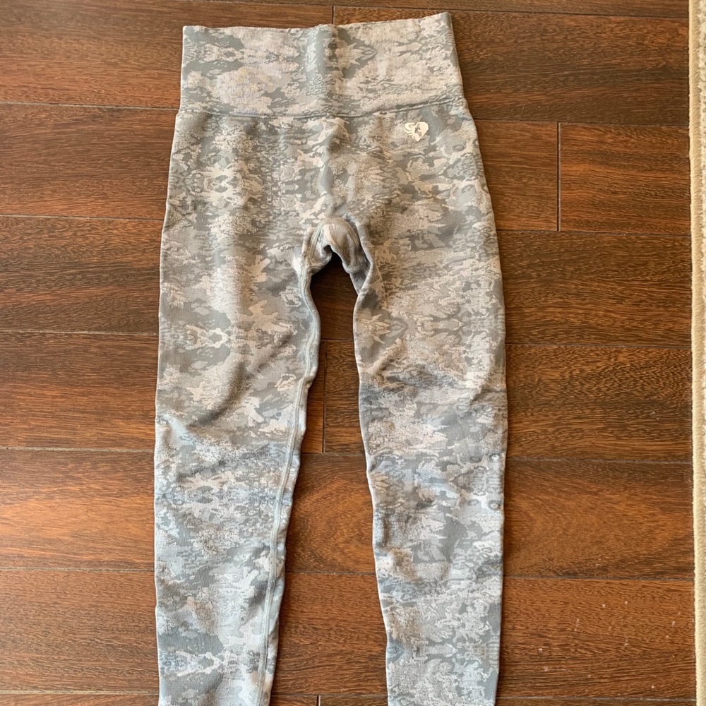 CLEANOUT - Women’s Best Camo Seamless Leggings